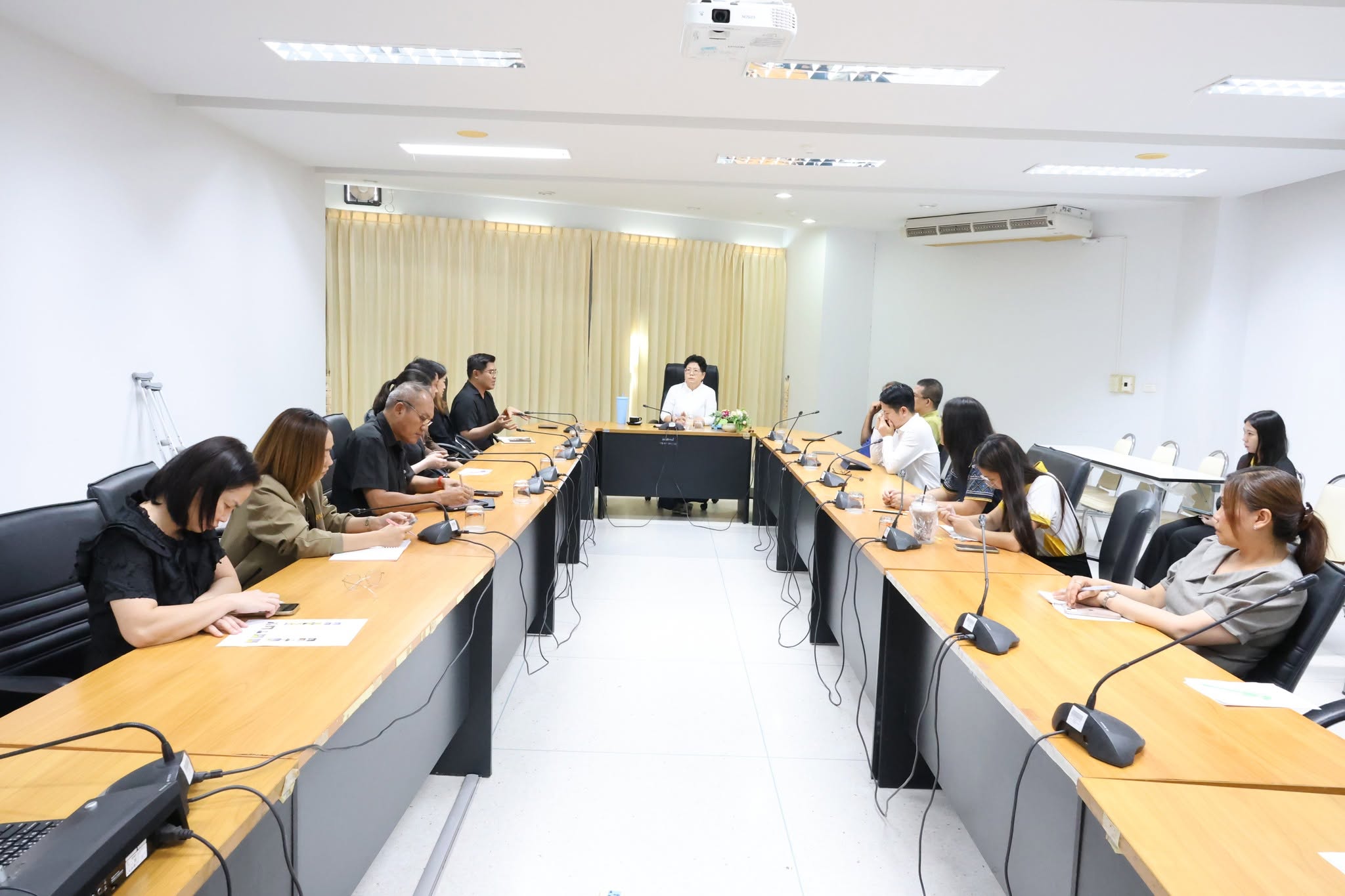 ประชุมคณะกรรมการเปิดตรวจ สำนักงานอธิการบดี ม.นครพนม