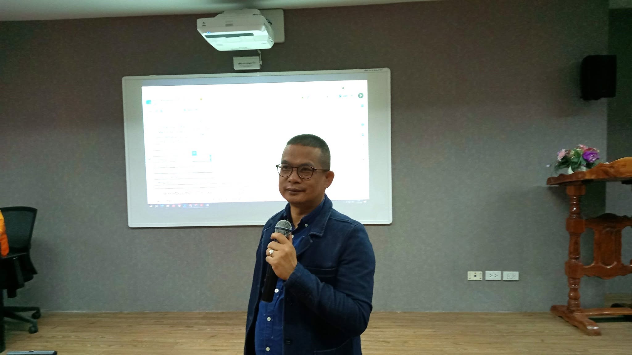 ประชุมวิพากษ์รายงานประเมินตนเอง (SAR) สำนักงานอธิการบดี มหาวิทยาลัยนครพนม ประจำปีการศึกษา 2568